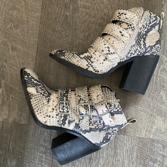 Snakeskin print Steve Madden booties - Picture 1 of 4